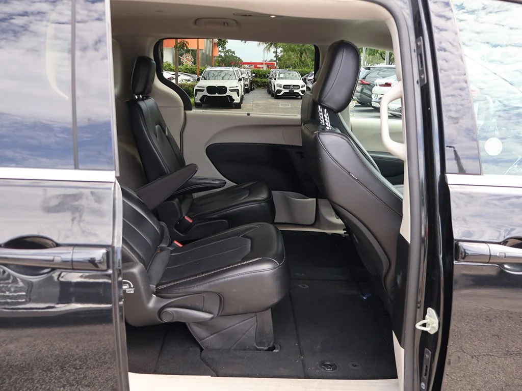 Used 2023 Black Chrysler Touring L image 29