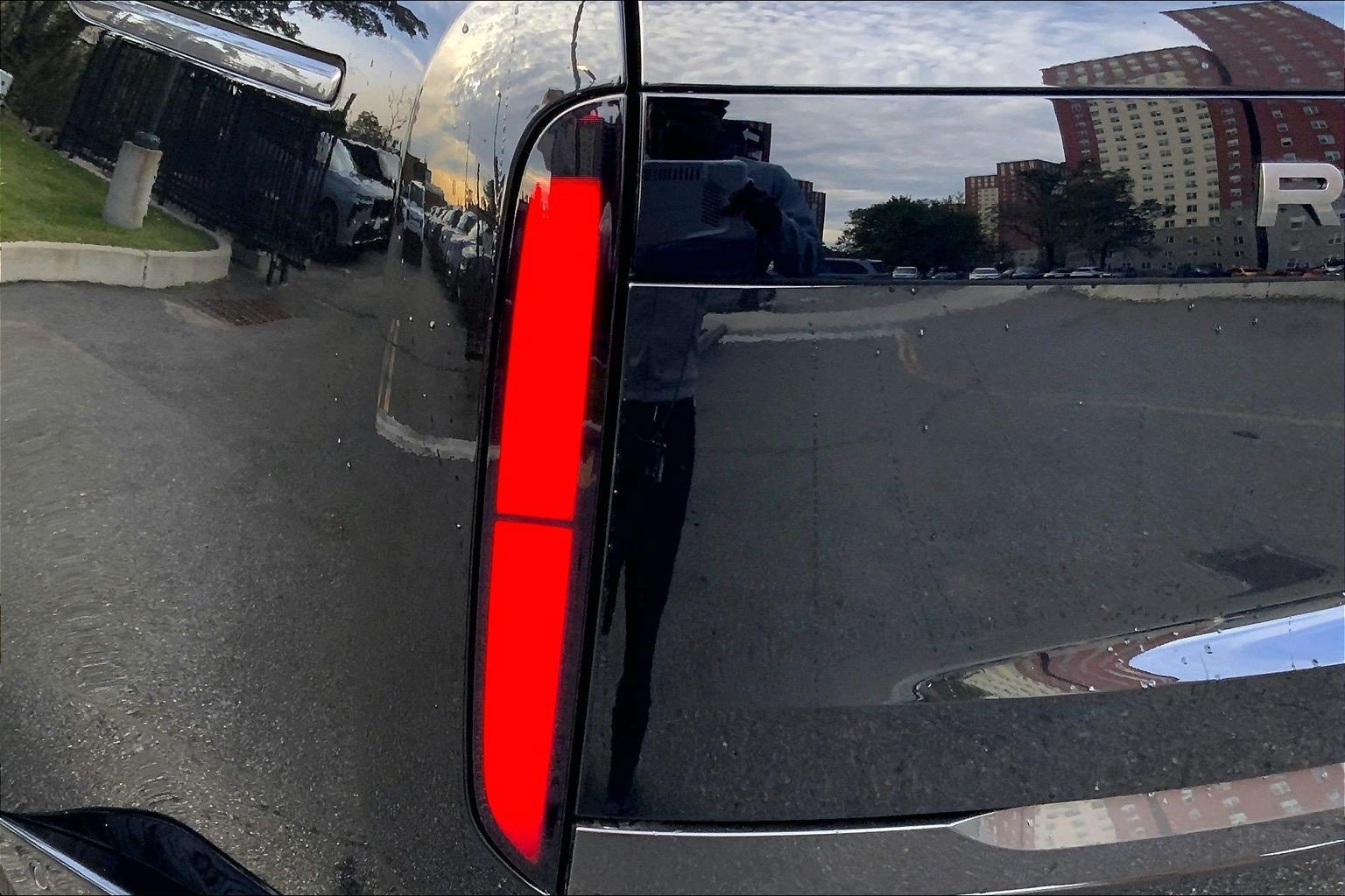 New 2027 Santorini Black Land Rover SE image 14