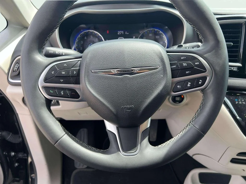 Used 2022 Brilliant Black Crystal Pearlcoat Chrysler Touring L image 9