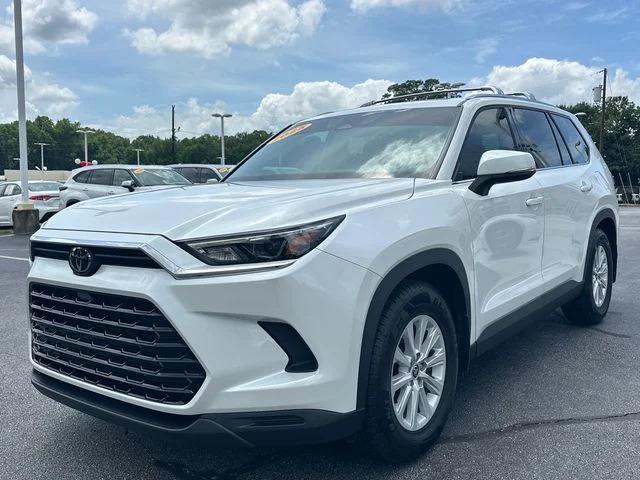 Used 2025 Beige Toyota XLE image 8
