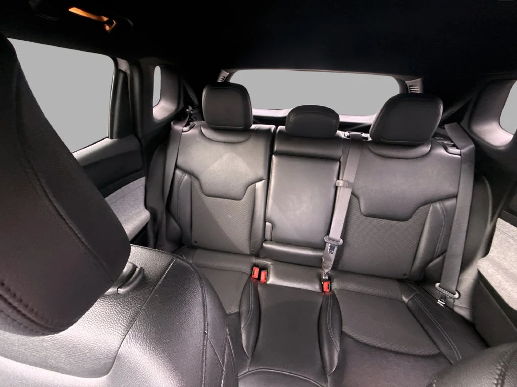 Used 2024 White Jeep Latitude image 27