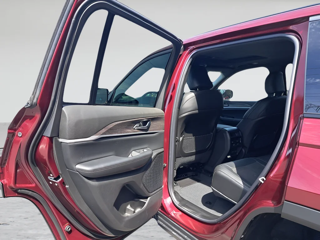New 2026 Velvet Red Pearl-Coat Exterior Paint Jeep Laredo Altitude image 11