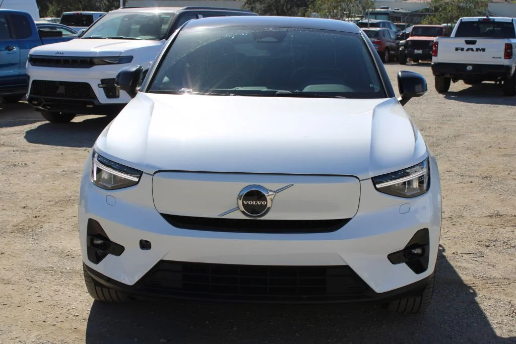 Used 2022 White Volvo Ultimate image 2