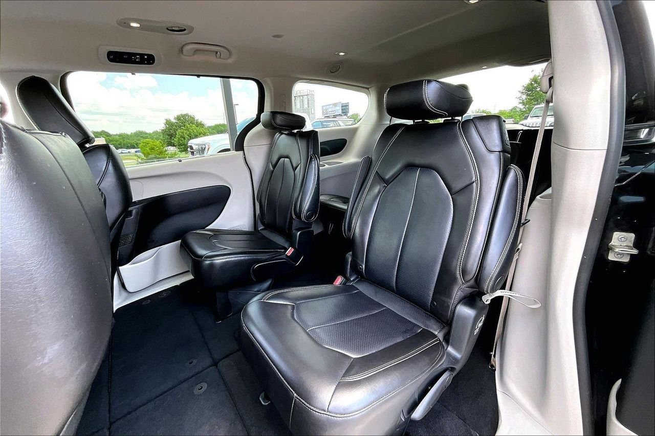 Used 2023 Brilliant Black Crystal Pearlcoat Chrysler Touring L image 24