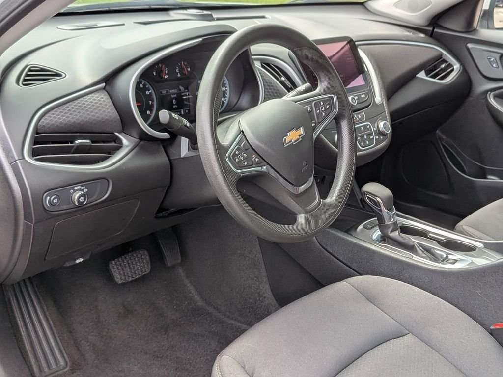 Used 2025 White Chevrolet LT image 34