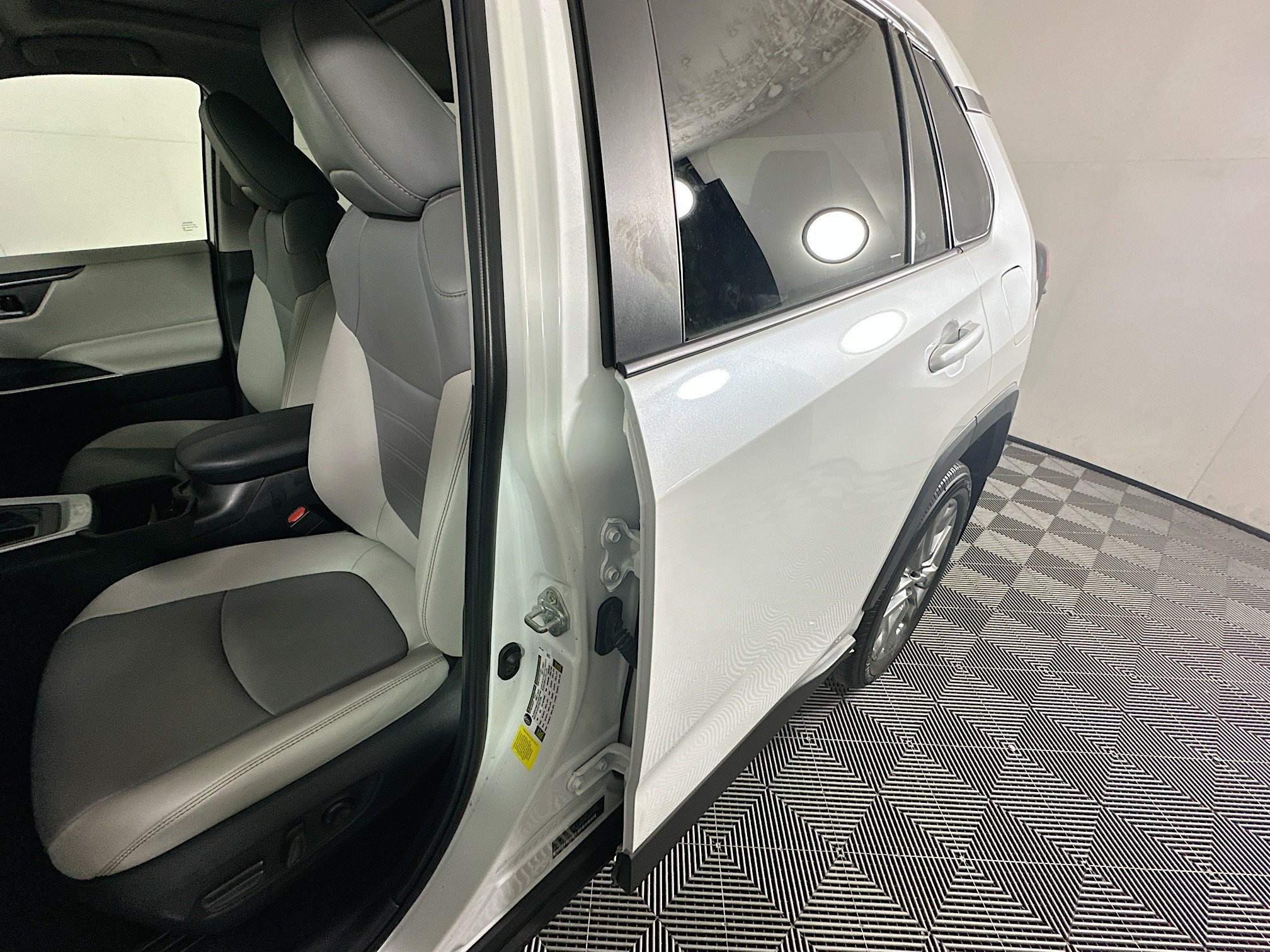 Used 2024 Pearl Toyota XLE Premium image 12