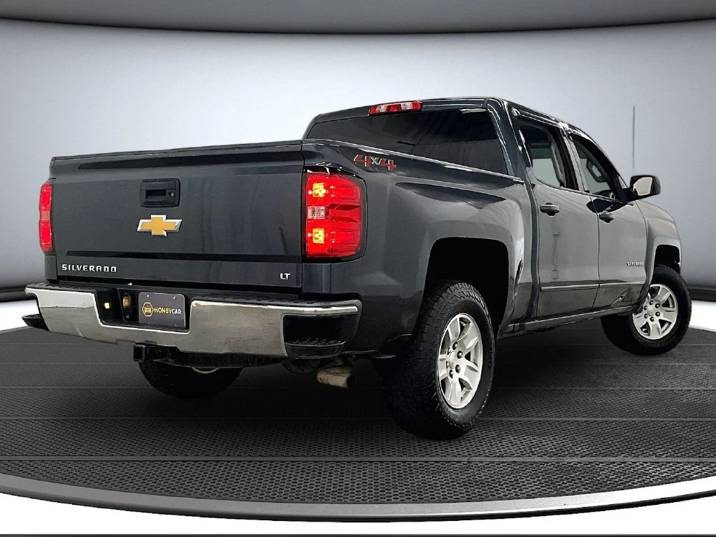 Used 2018 Gray Chevrolet LT image 6