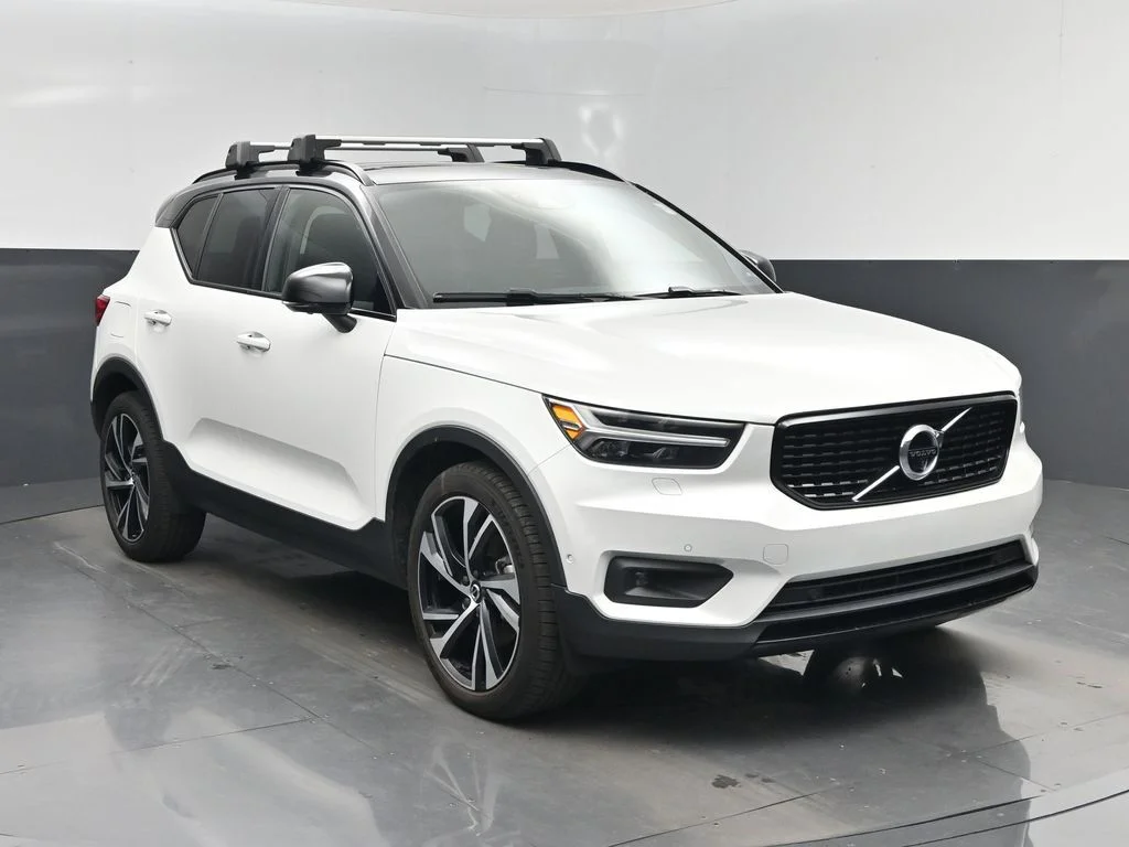 Used 2022 White Volvo R-Design image 8