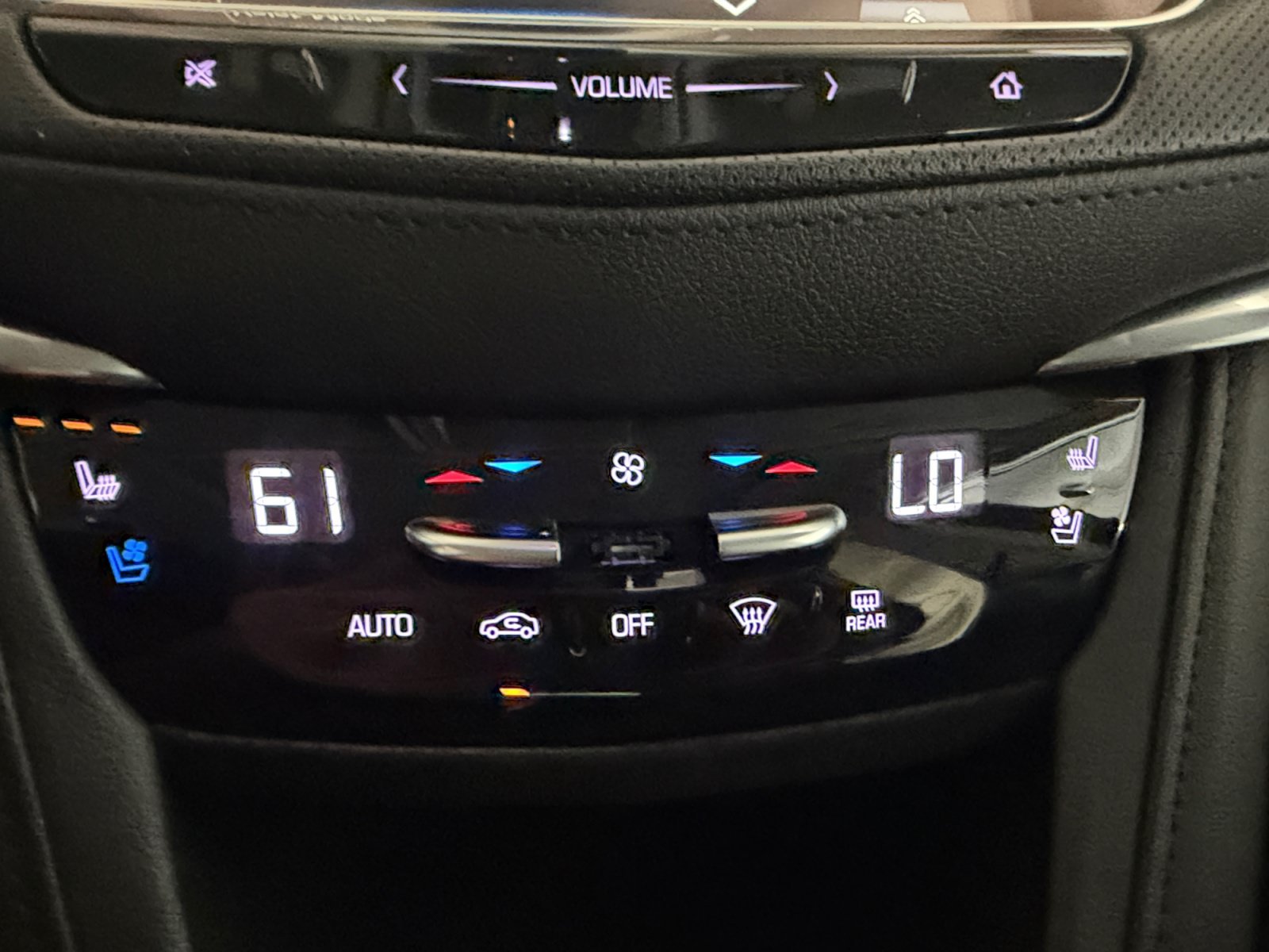 Used 2019 Crystal White Tricoat Cadillac Premium Luxury FWD image 24