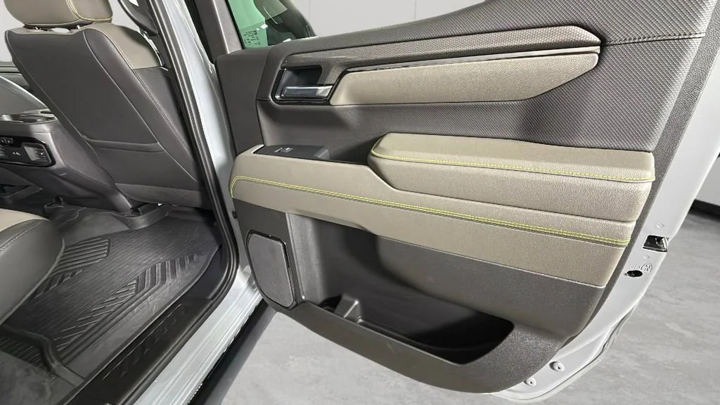 Used 2025 Slate Gray Metallic Chevrolet ZR2 image 34
