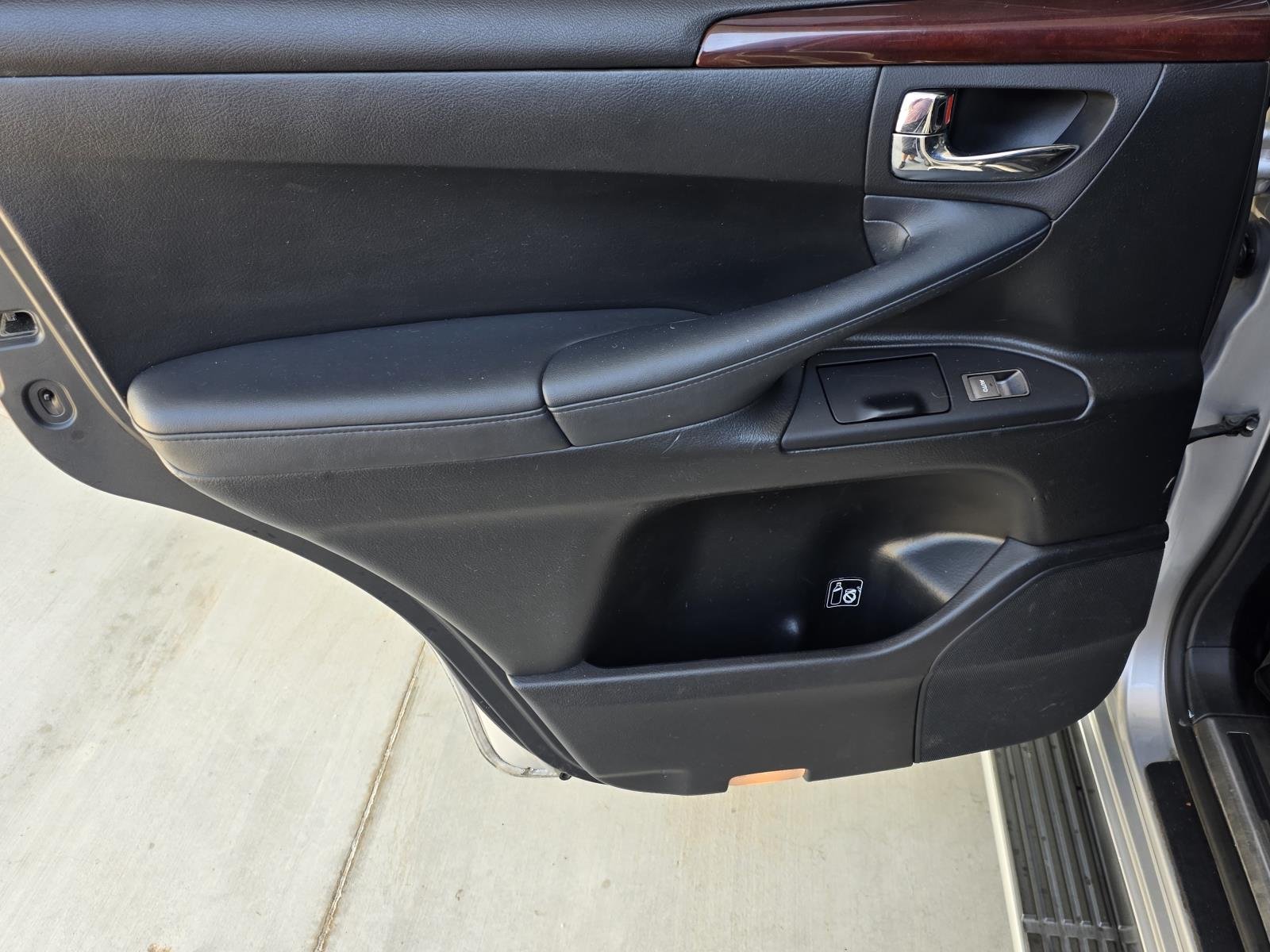 Used 2015 Silver Lexus 570 image 38