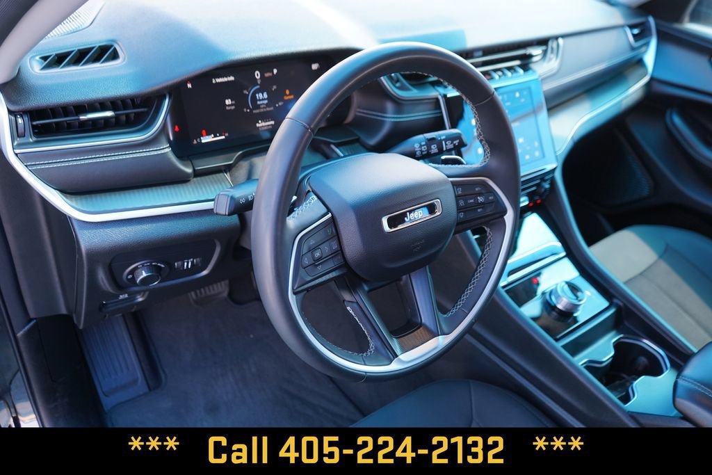 Used 2023  Jeep Laredo image 17
