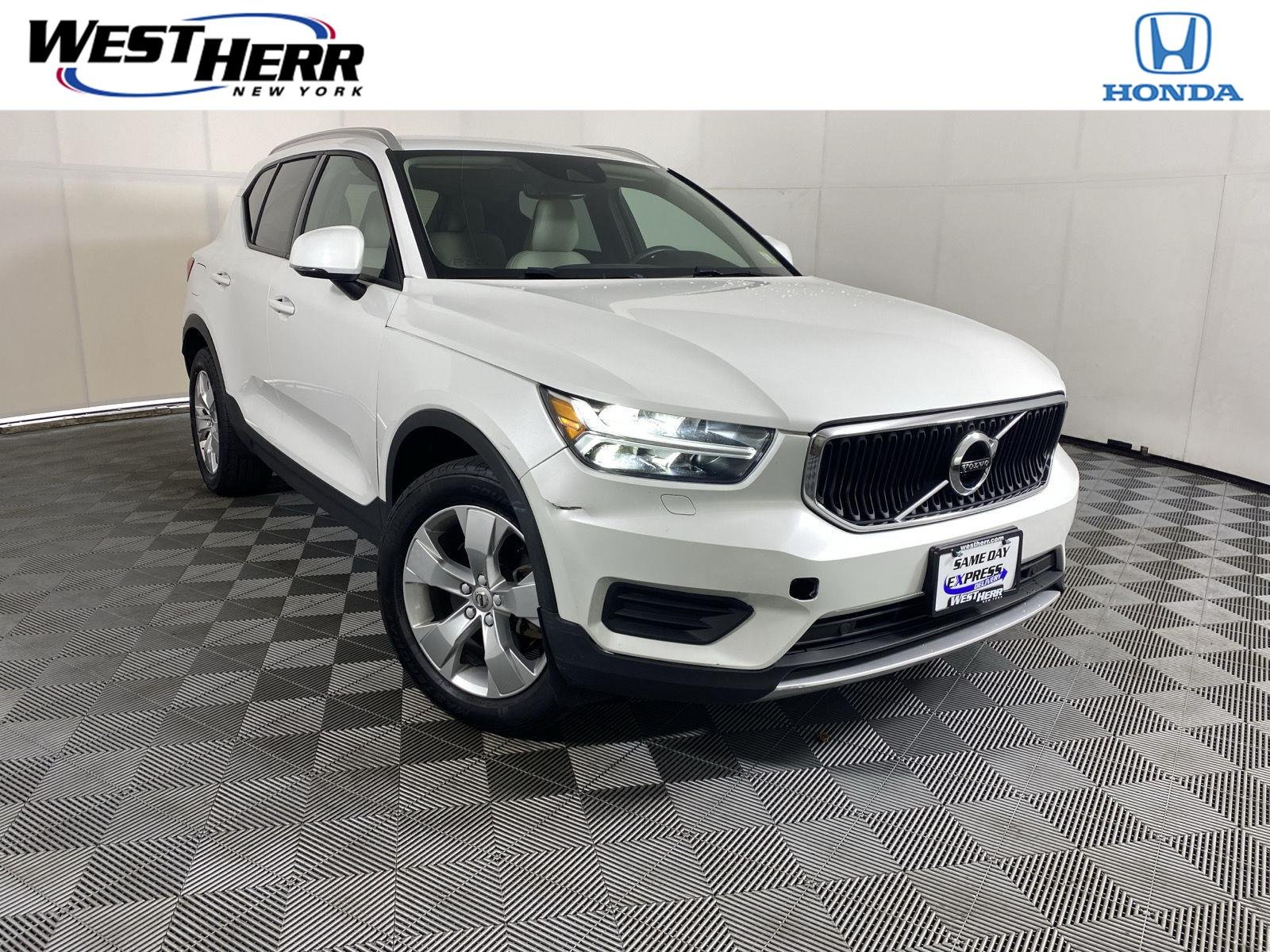 Used 2022 Crystal White Metallic Volvo Momentum image 1