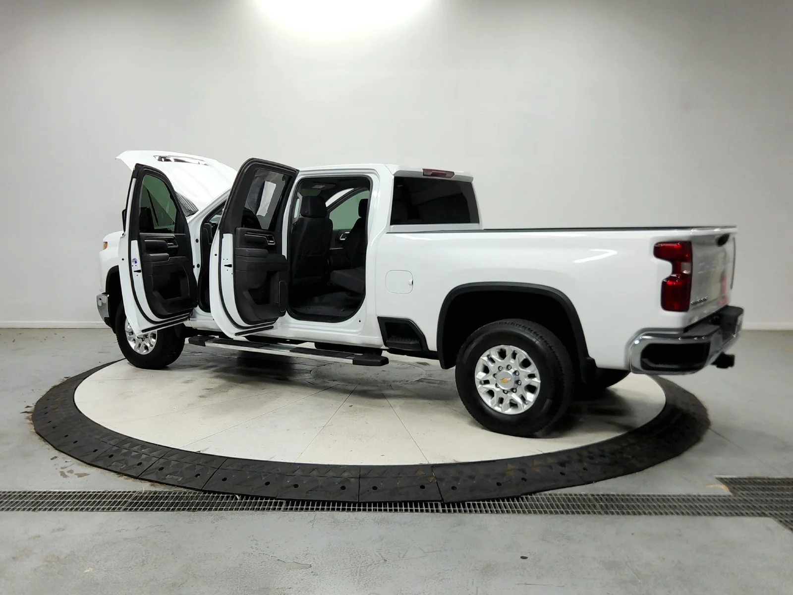 Used 2025 White Chevrolet LT image 14