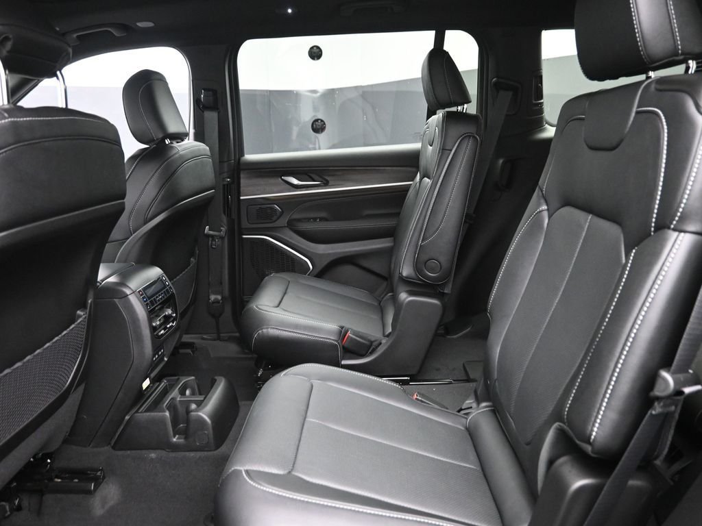 New 2026 Diamond Black Crystal Pearl-Coat Exterior Paint Jeep Limited image 14