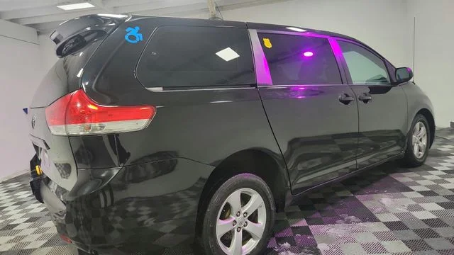 2014 Toyota Sienna L - Photo 8
