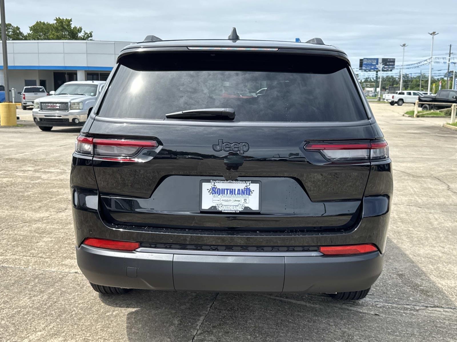 New 2026 Diamond Black Crystal Pearl-Coat Exterior Paint Jeep Laredo Altitude image 5