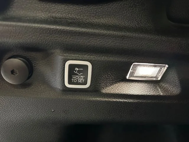 Used 2024 Silver Jeep Altitude image 18
