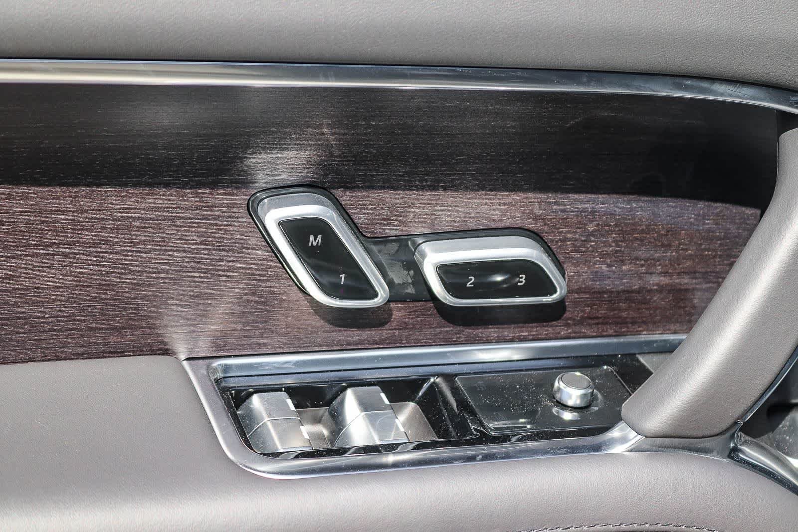 New 2026 Santorini Black Land Rover SE image 21
