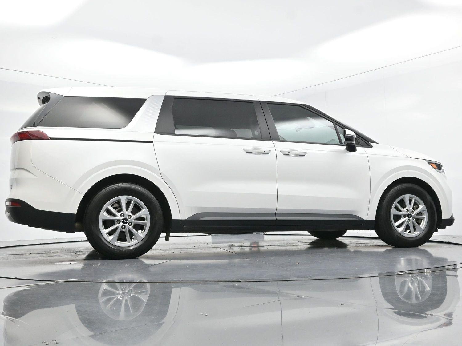 Used 2022 Snow White Pearl Kia LXS image 51