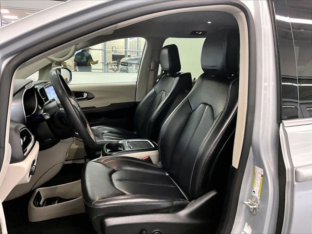 Used 2023 Silver Chrysler Touring L image 10