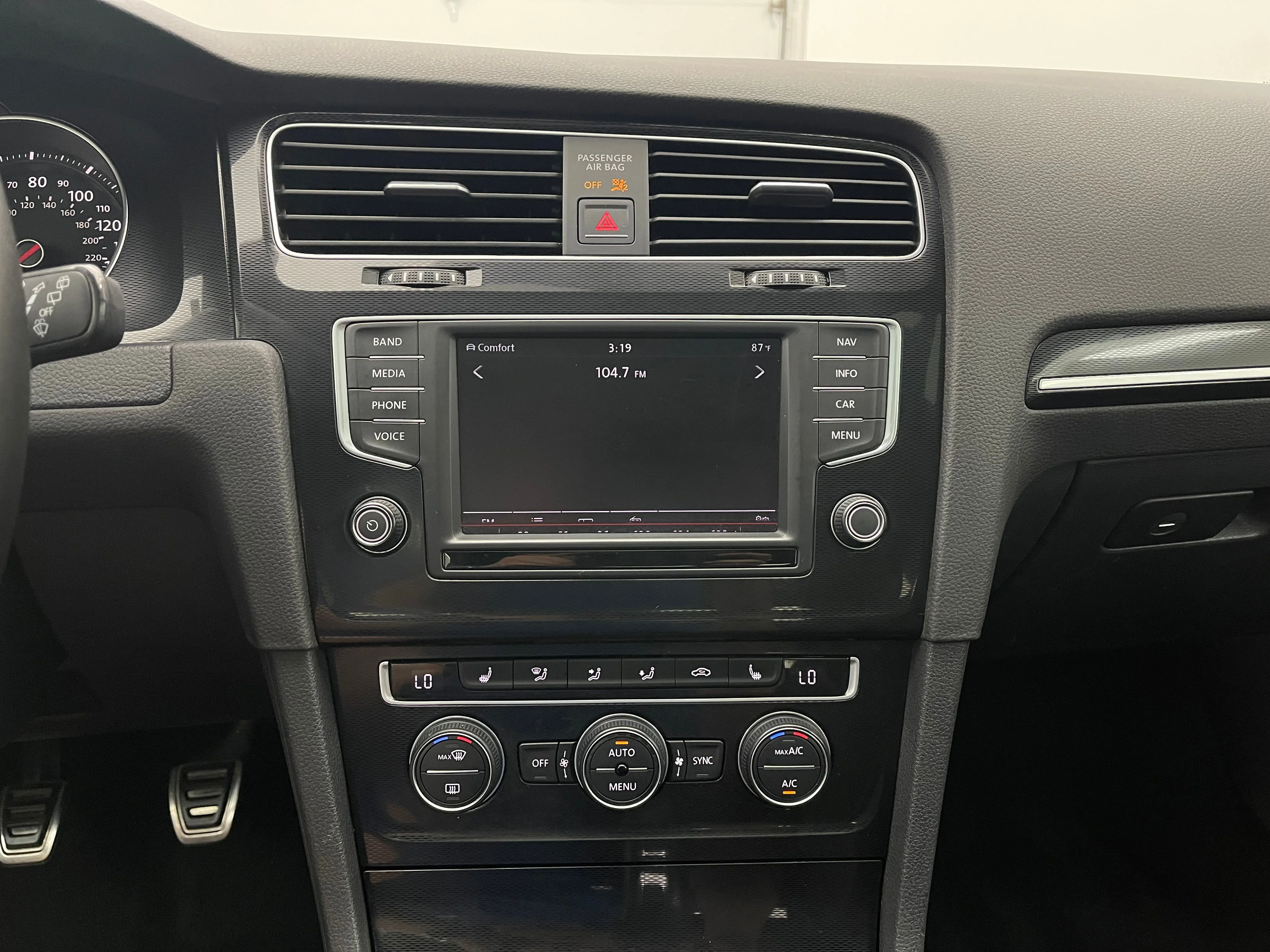 Used 2016 Pure White Volkswagen Autobahn image 24
