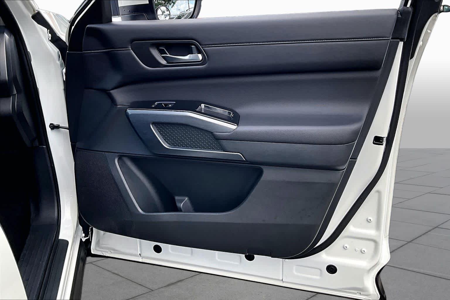 Used 2024 Pearl White Tricoat Nissan SL image 21