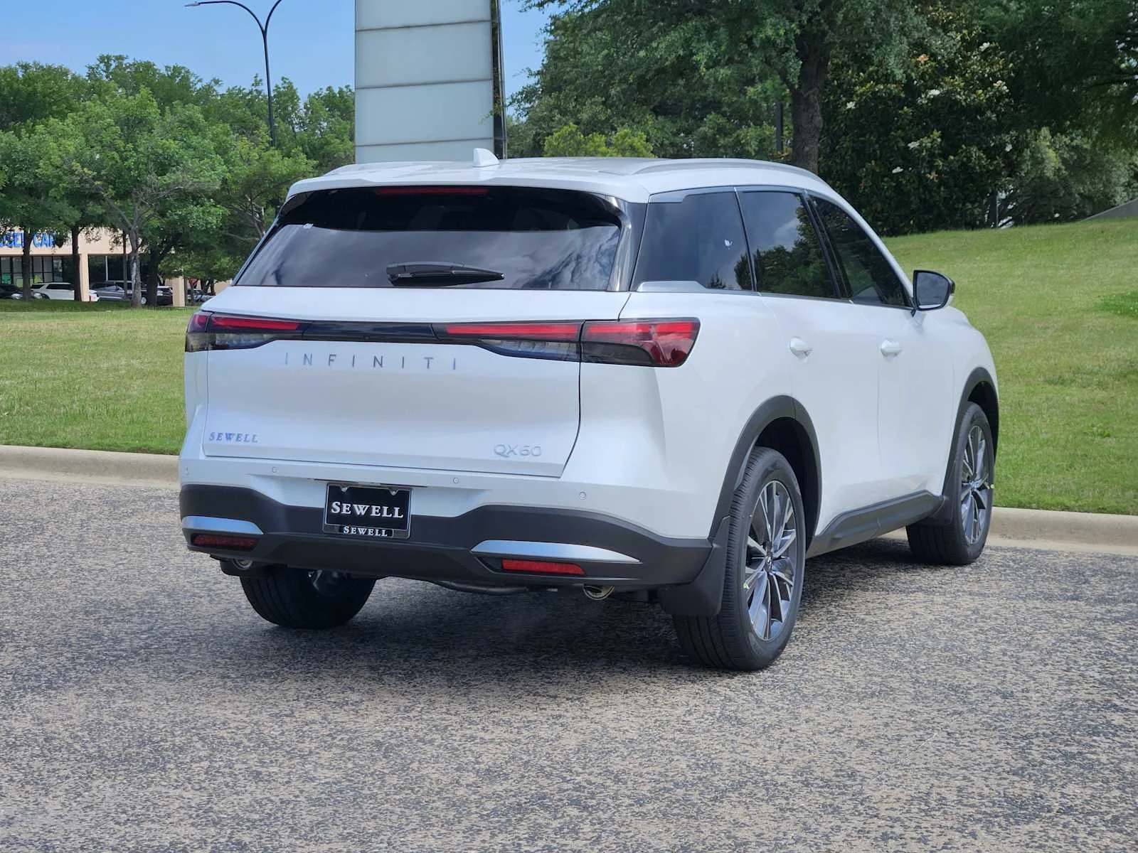 New 2027 RADIANT WHITE INFINITI Luxe FWD image 4