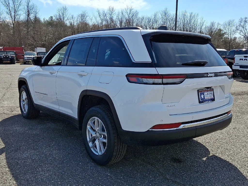 New 2026 Bright White Clear-Coat Exterior Paint Jeep Laredo X image 6