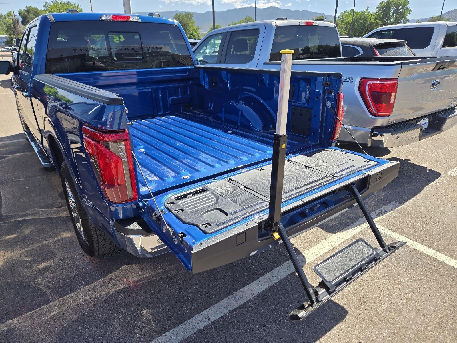 Used 2025 Atlas Blue FORD XLT image 12