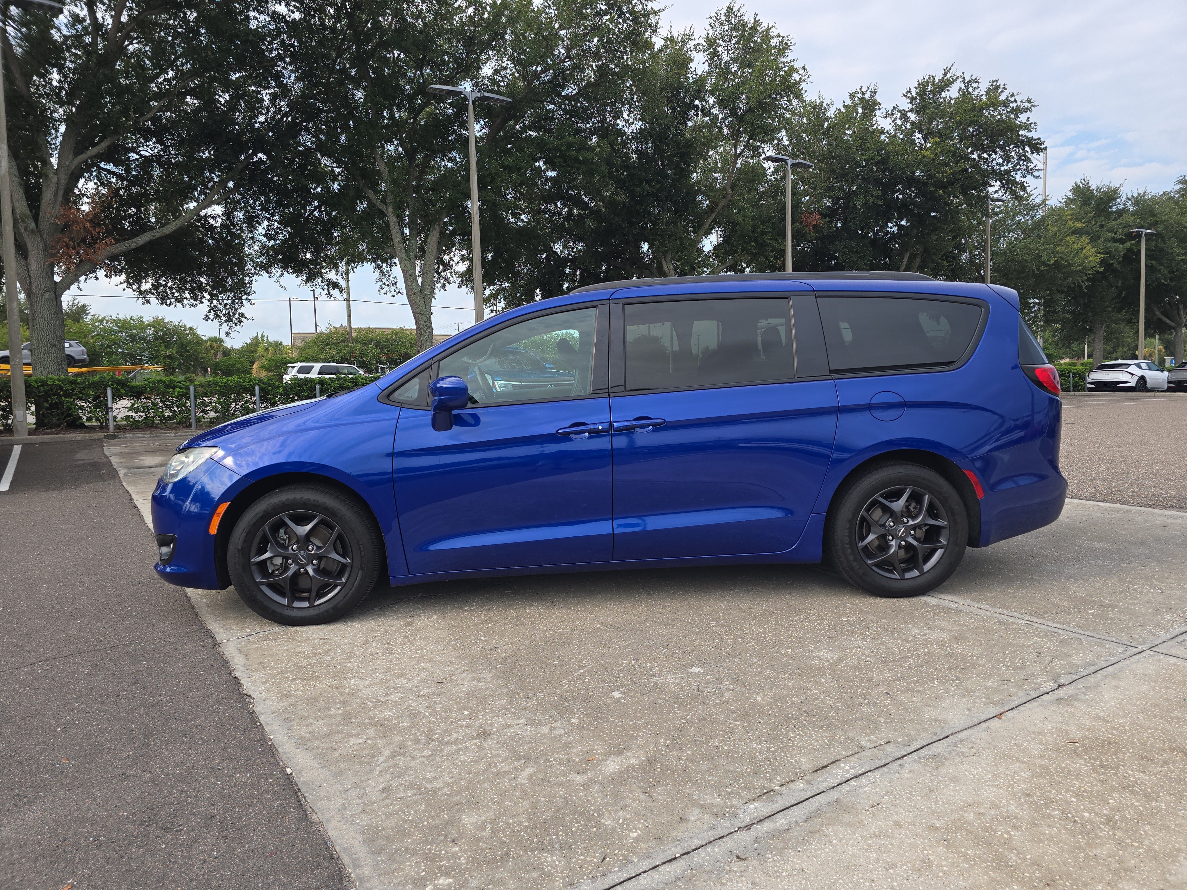 Used 2019 Ocean Blue Metallic Chrysler Touring L image 5