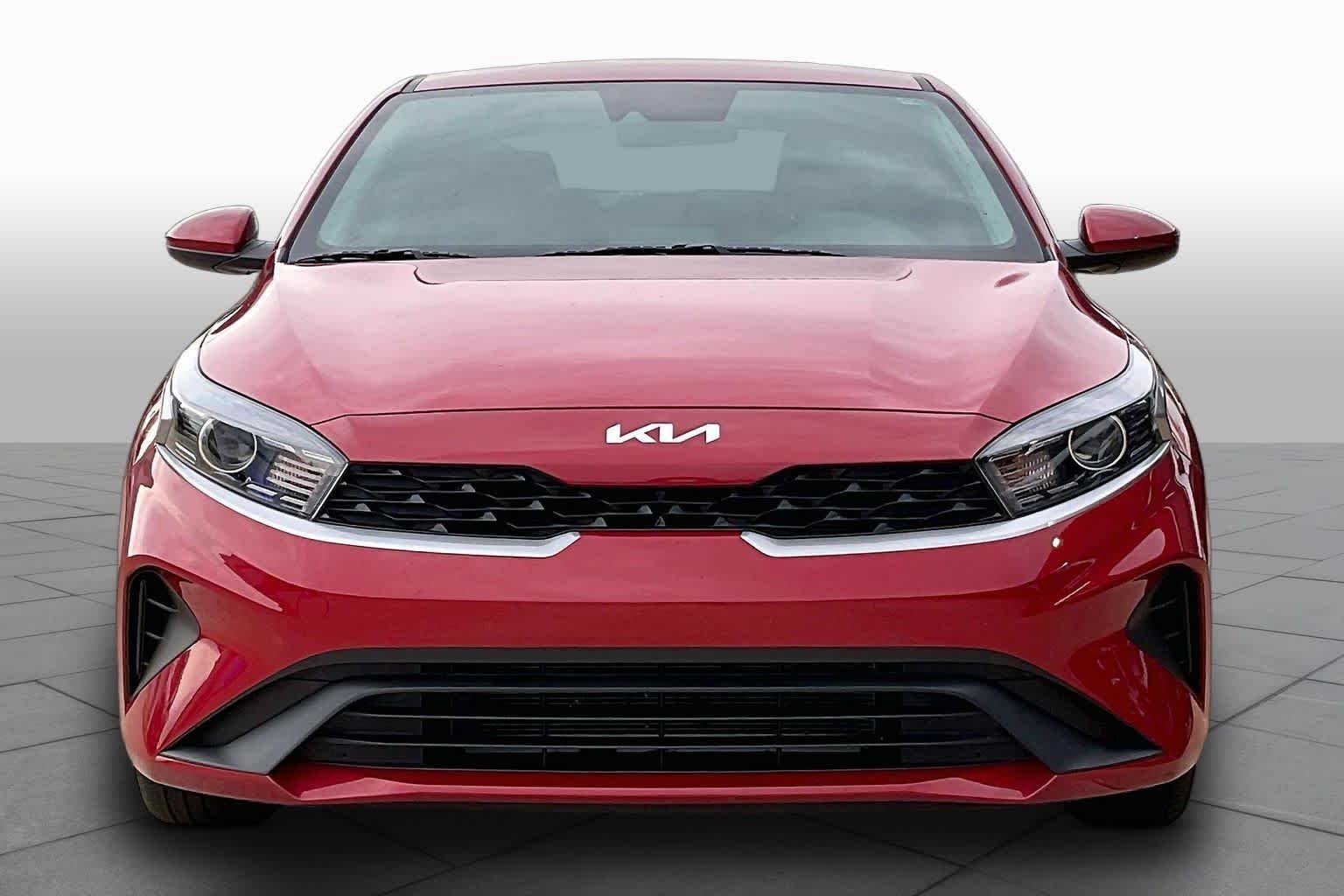Used 2024 Currant Red Kia LXS image 3