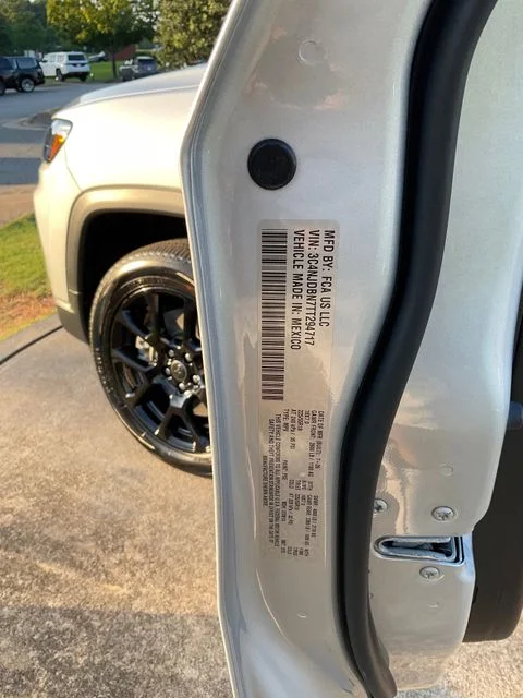New 2026 Silver Zynith Metallic Clear-Coat Exterior Paint Jeep Latitude image 27