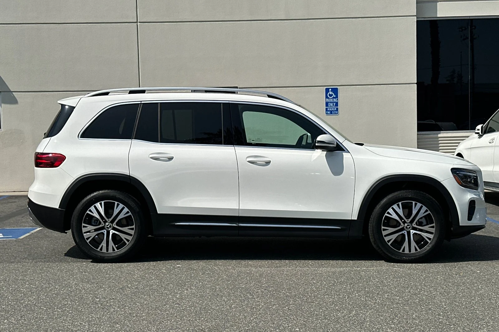 New 2026 Polar White Mercedes-Benz GLB 250 image 3