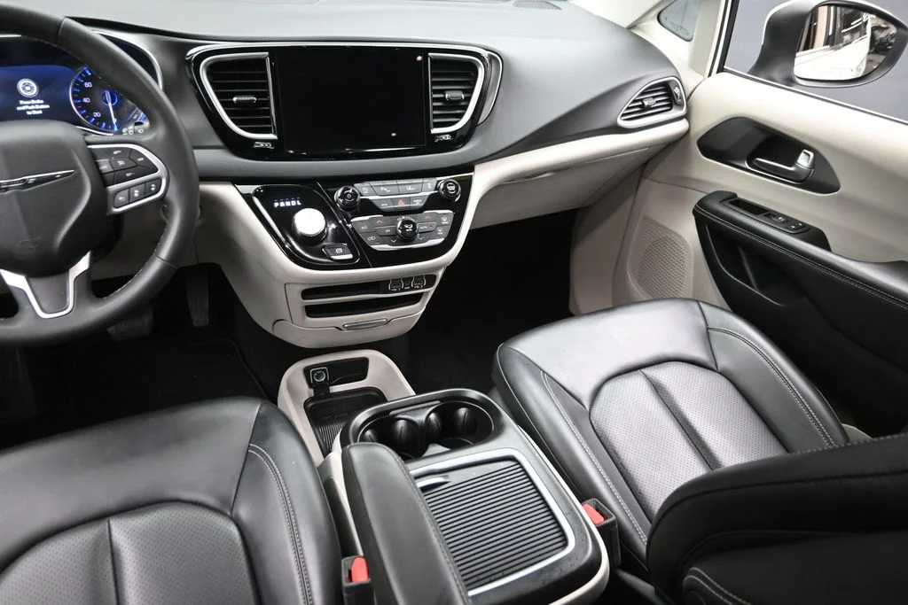 Used 2023 White Chrysler Touring L image 17