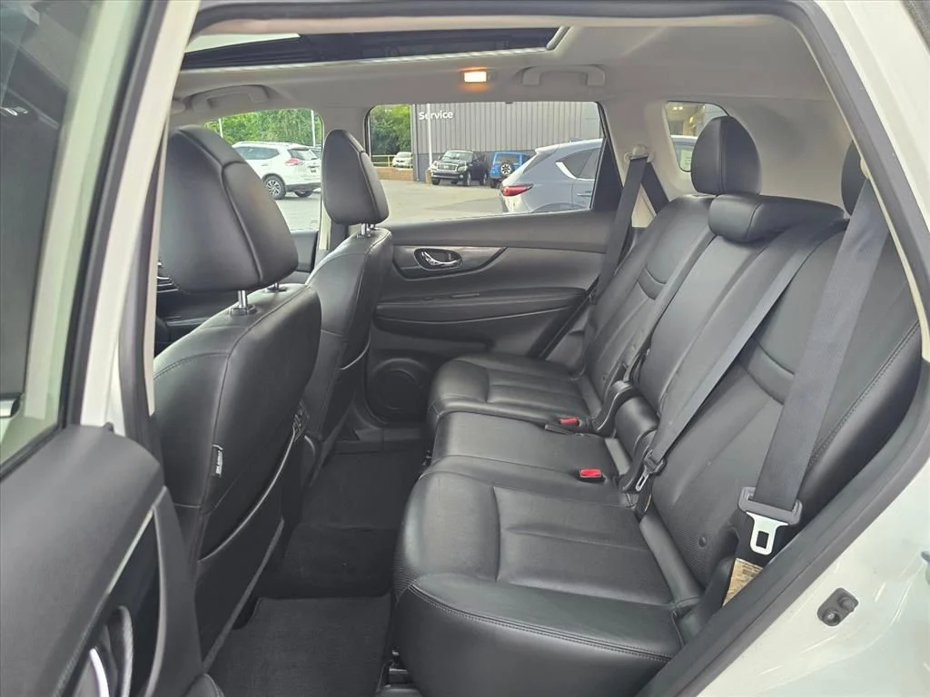 Used 2015 White Nissan SL image 13