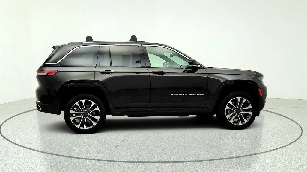 Used 2023 Rocky Mountain Pearlcoat Jeep Overland 4x4 w/ Adv ProTech III & Luxury Tech IV image 4