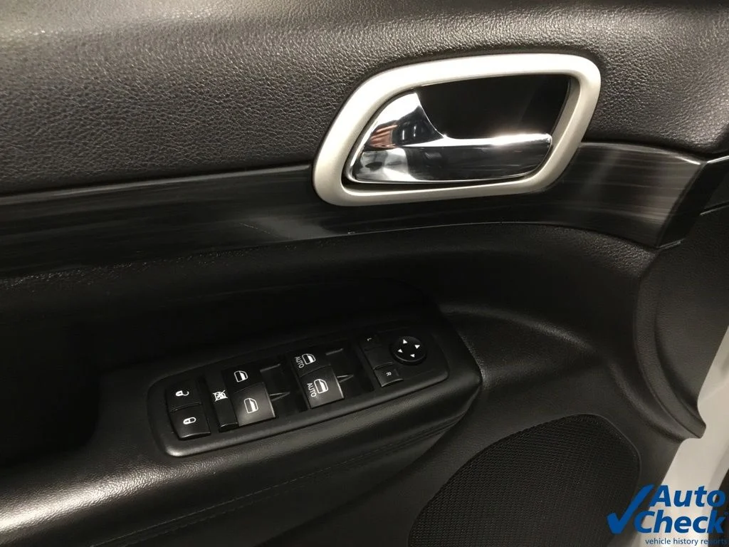 Used 2020 White Jeep Altitude image 22