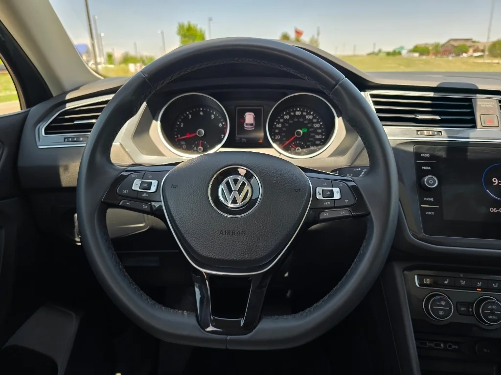 Used 2020 Stone Blue Metallic Volkswagen SE image 28
