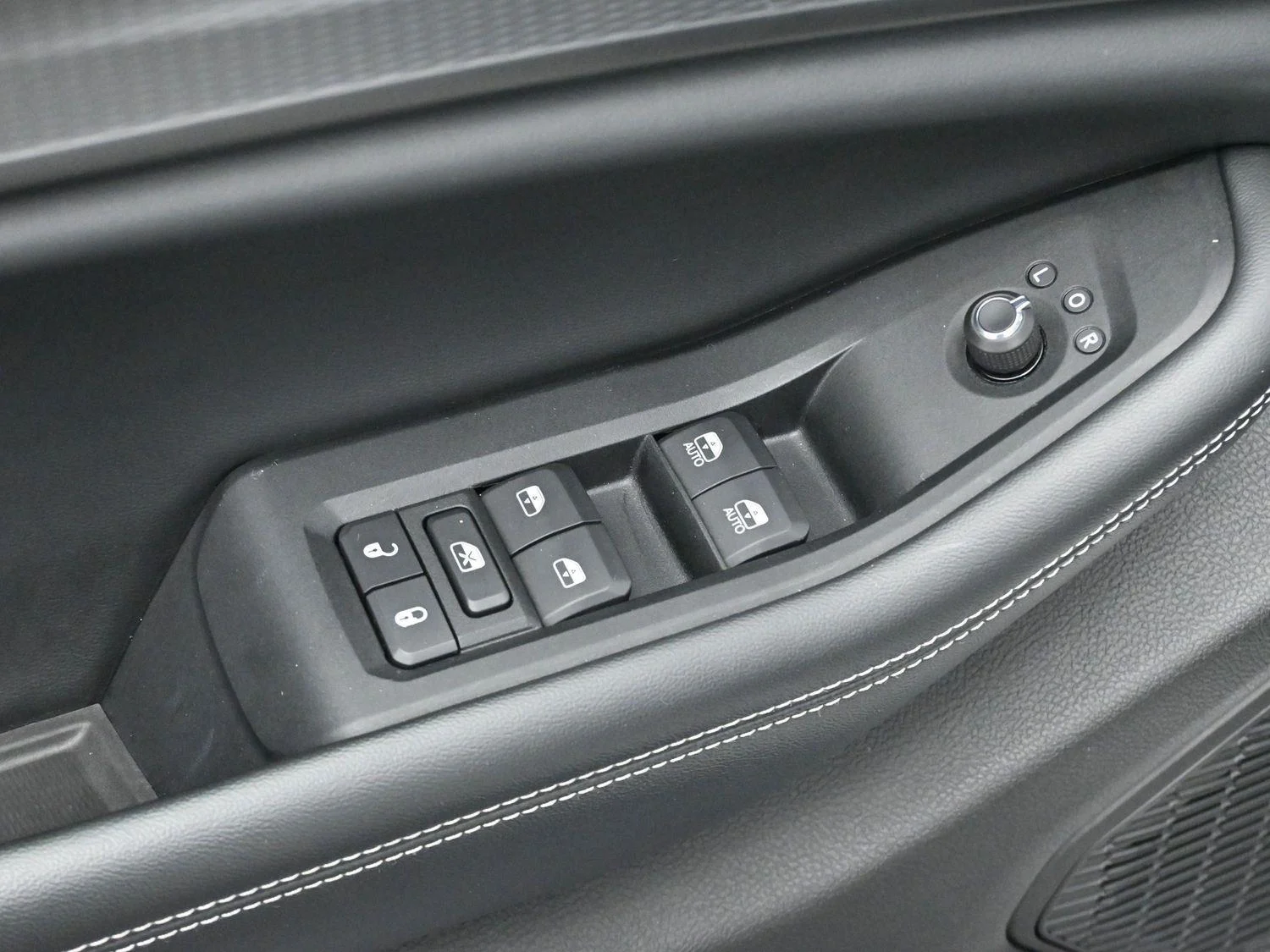 Used 2023 White Jeep Altitude image 10