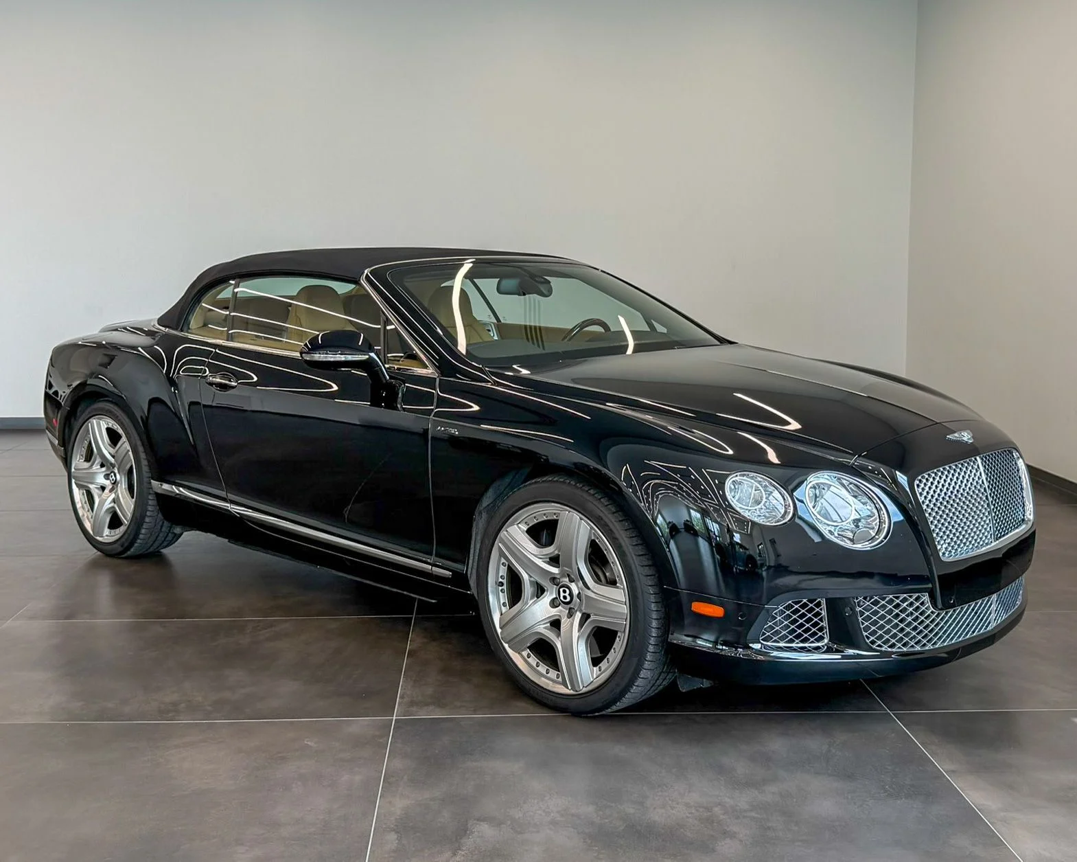 Used 2014 Black Bentley Base image 1