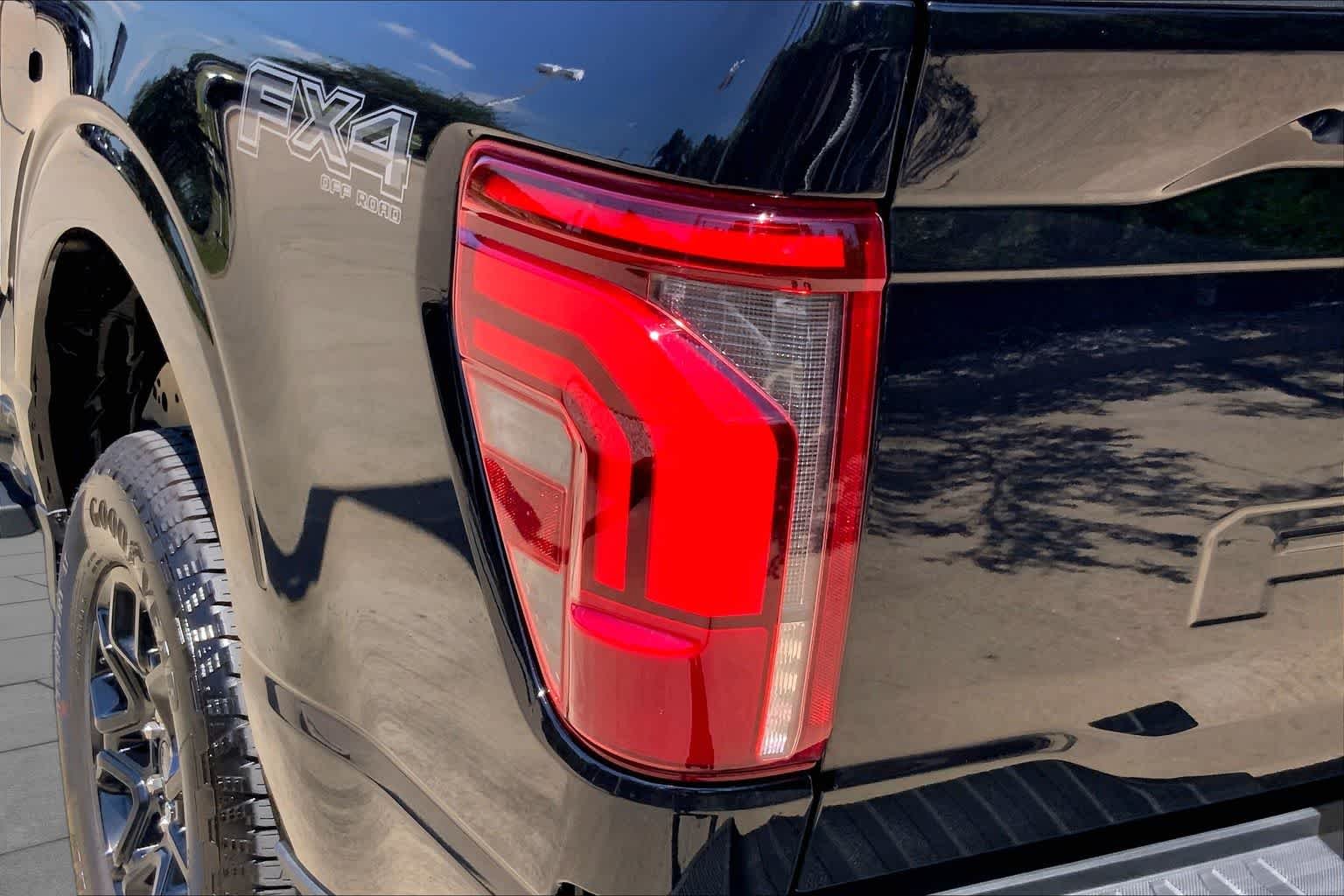 Used 2025 Agate Black Metallic Ford LARIAT image 54