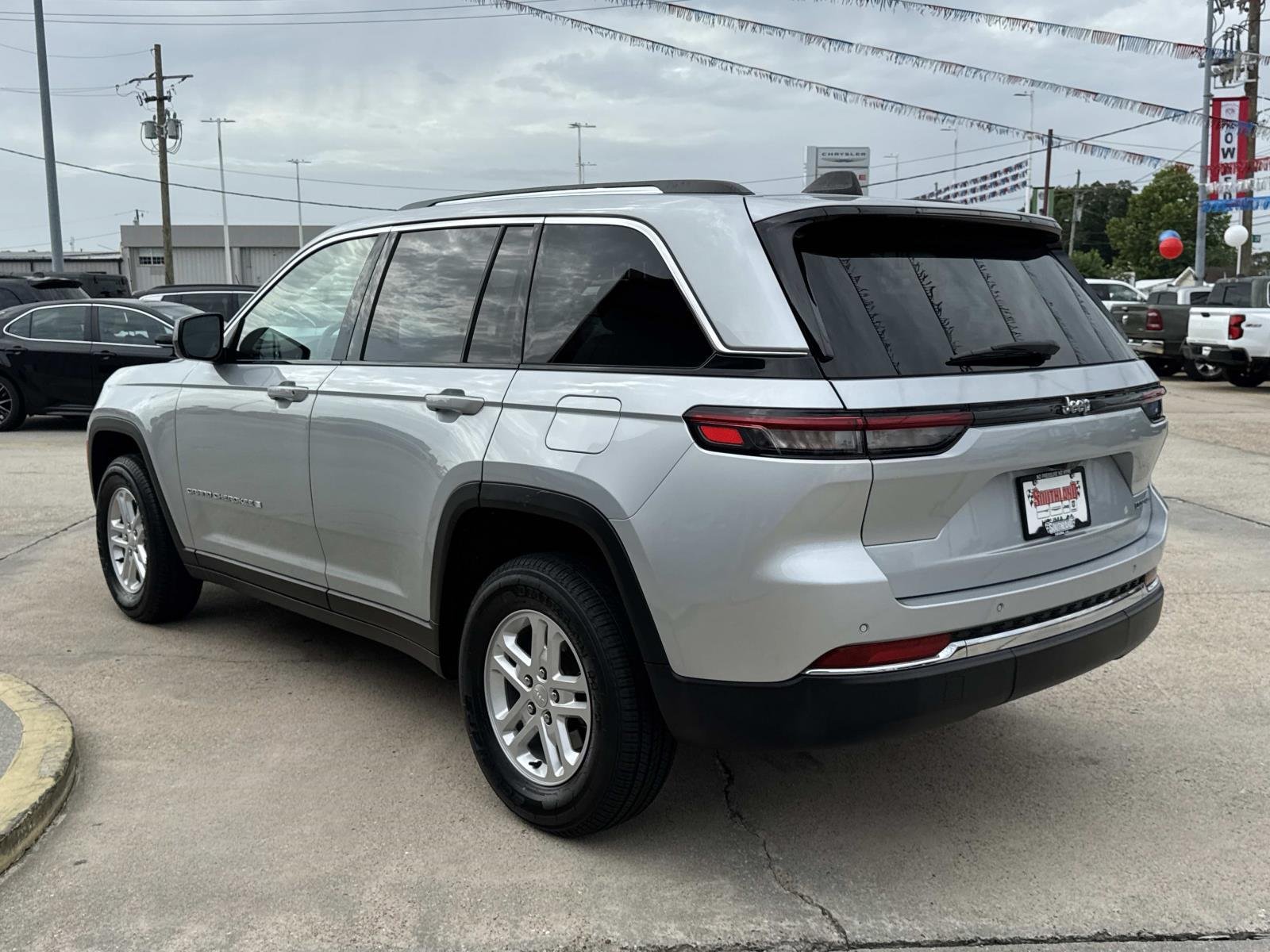 Used 2024 Silver Zynith Jeep Laredo image 5