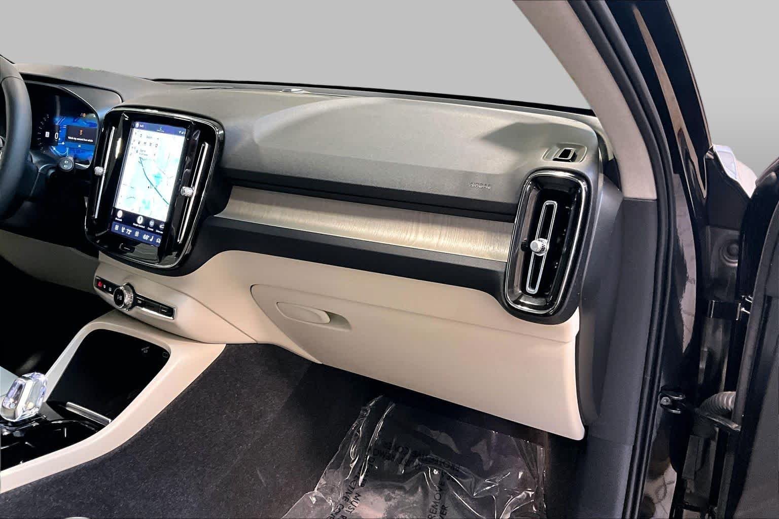 Used 2024 Onyx Black Metallic Volvo Plus Dark Theme image 18