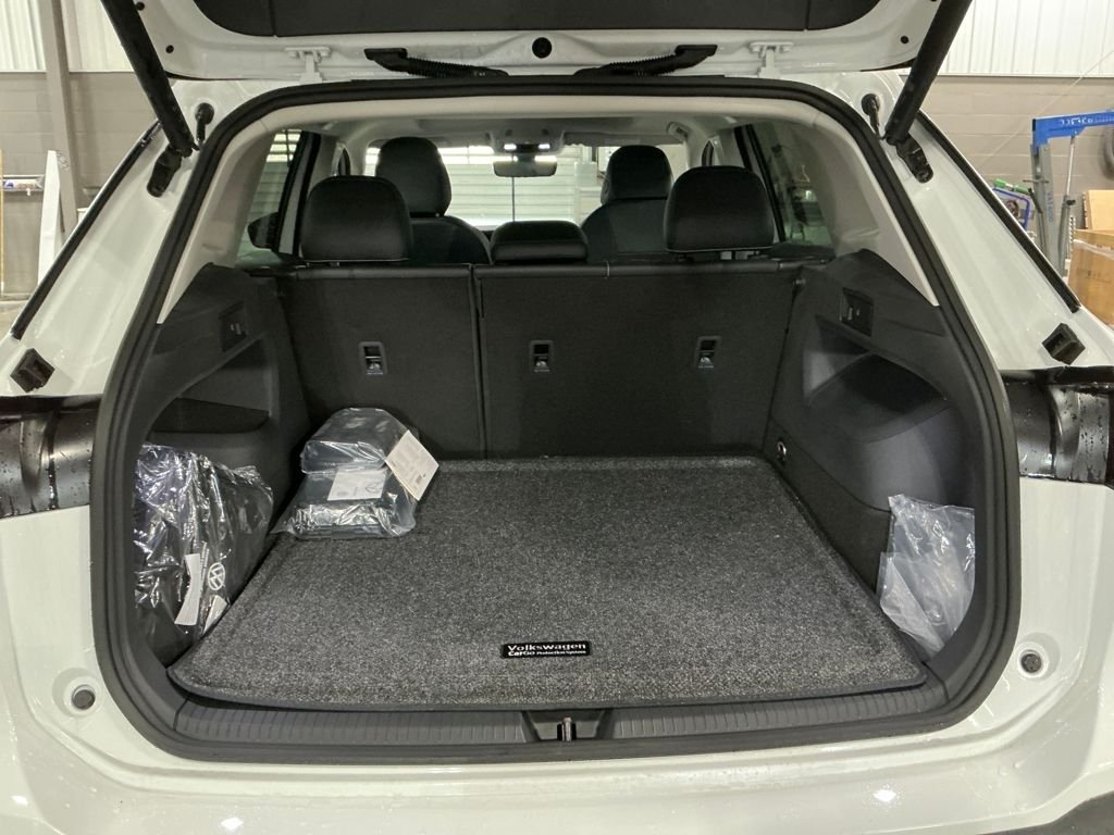 New 2026 White/off-white Volkswagen 2.0T SE image 19