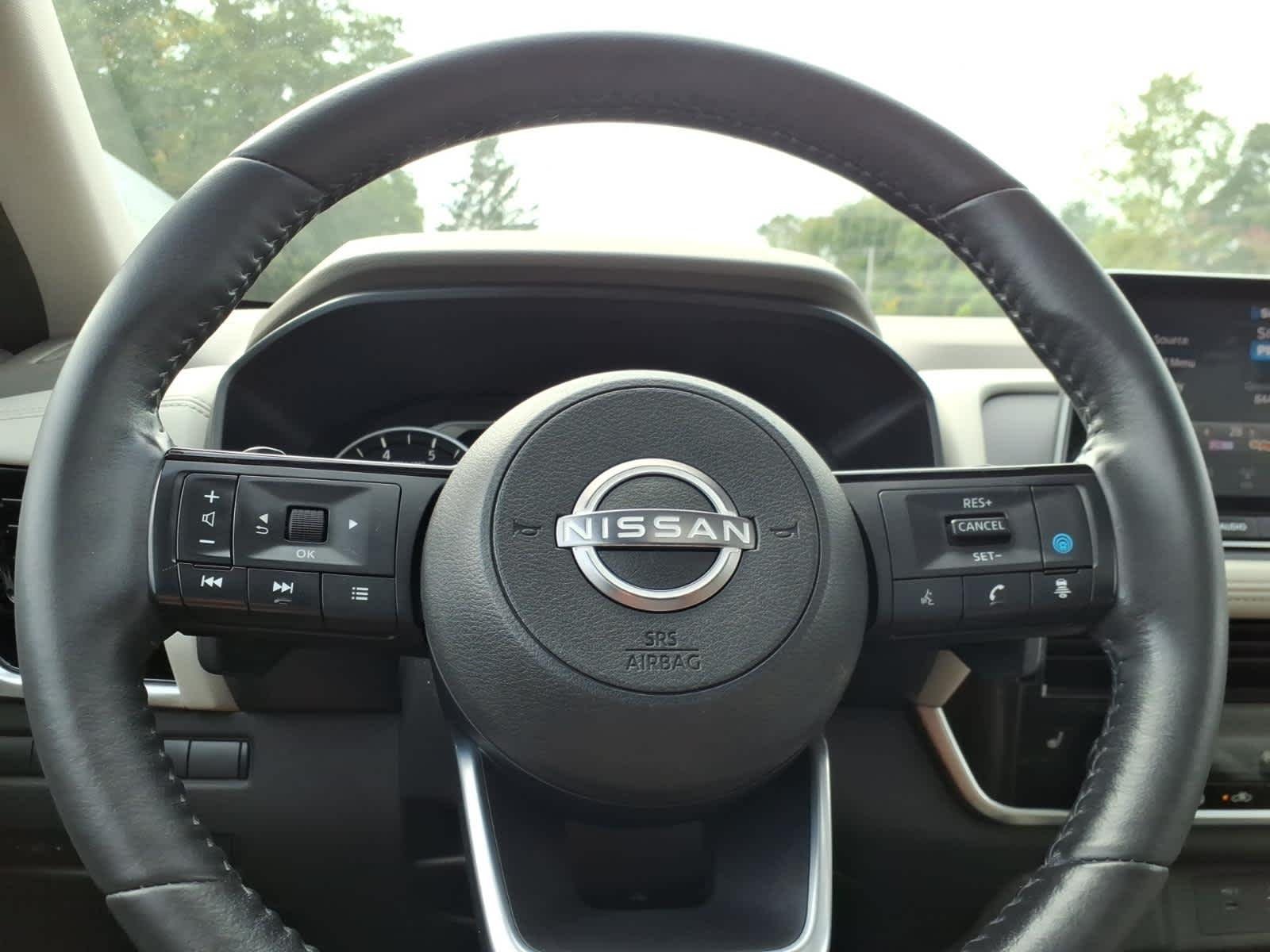 Certified Used 2023 Pearl White Tricoat/Super Black Nissan SL image 24