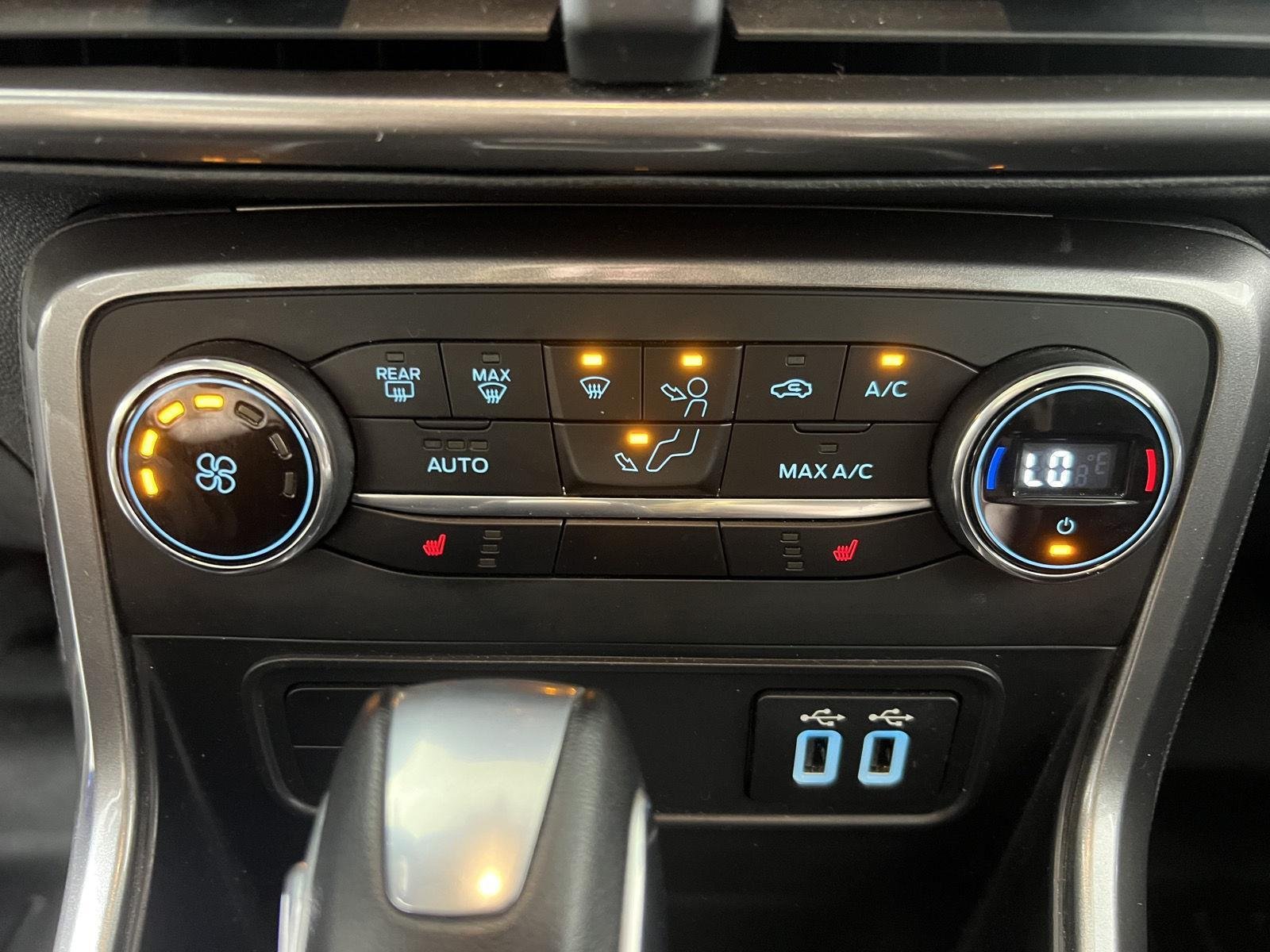 Used 2022 Lightning Blue Ford SE image 19
