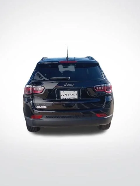 New 2026 Diamond Black Crystal Pearl-Coat Exterior Paint Jeep Latitude image 4