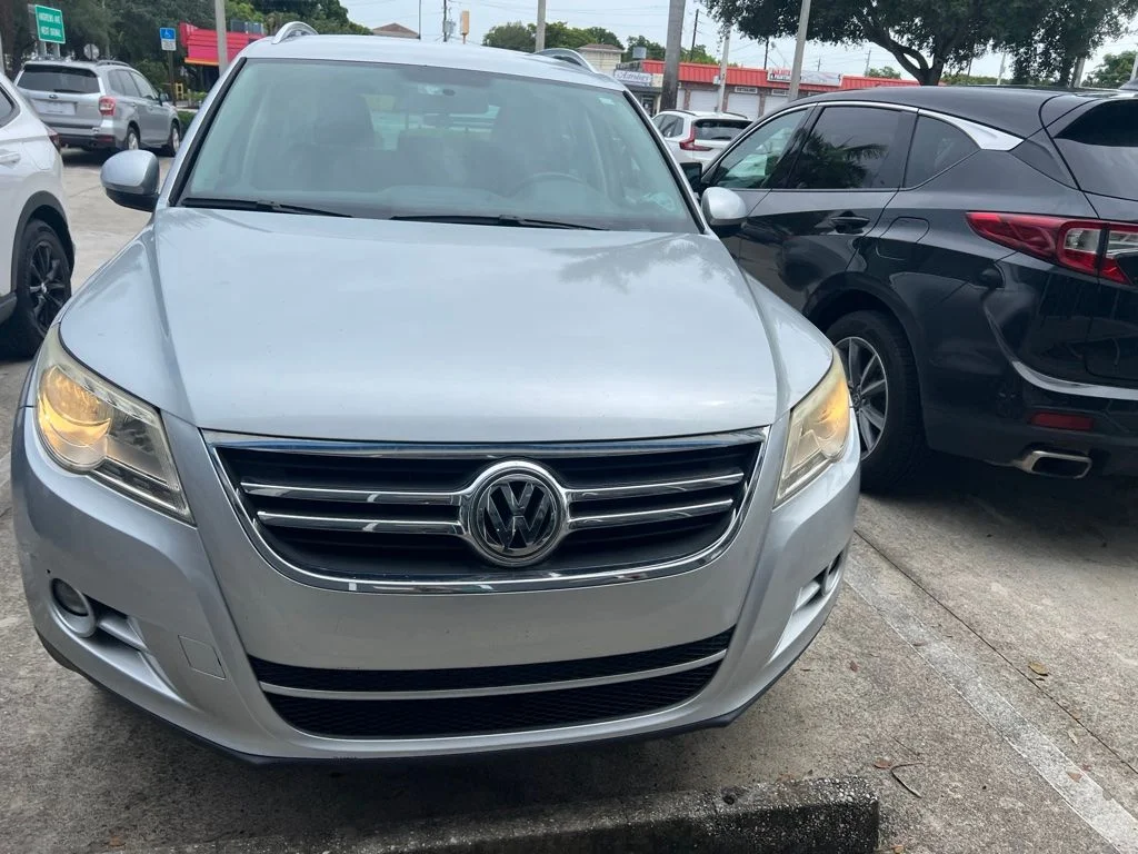 Used 2011 Silver Volkswagen  image 4