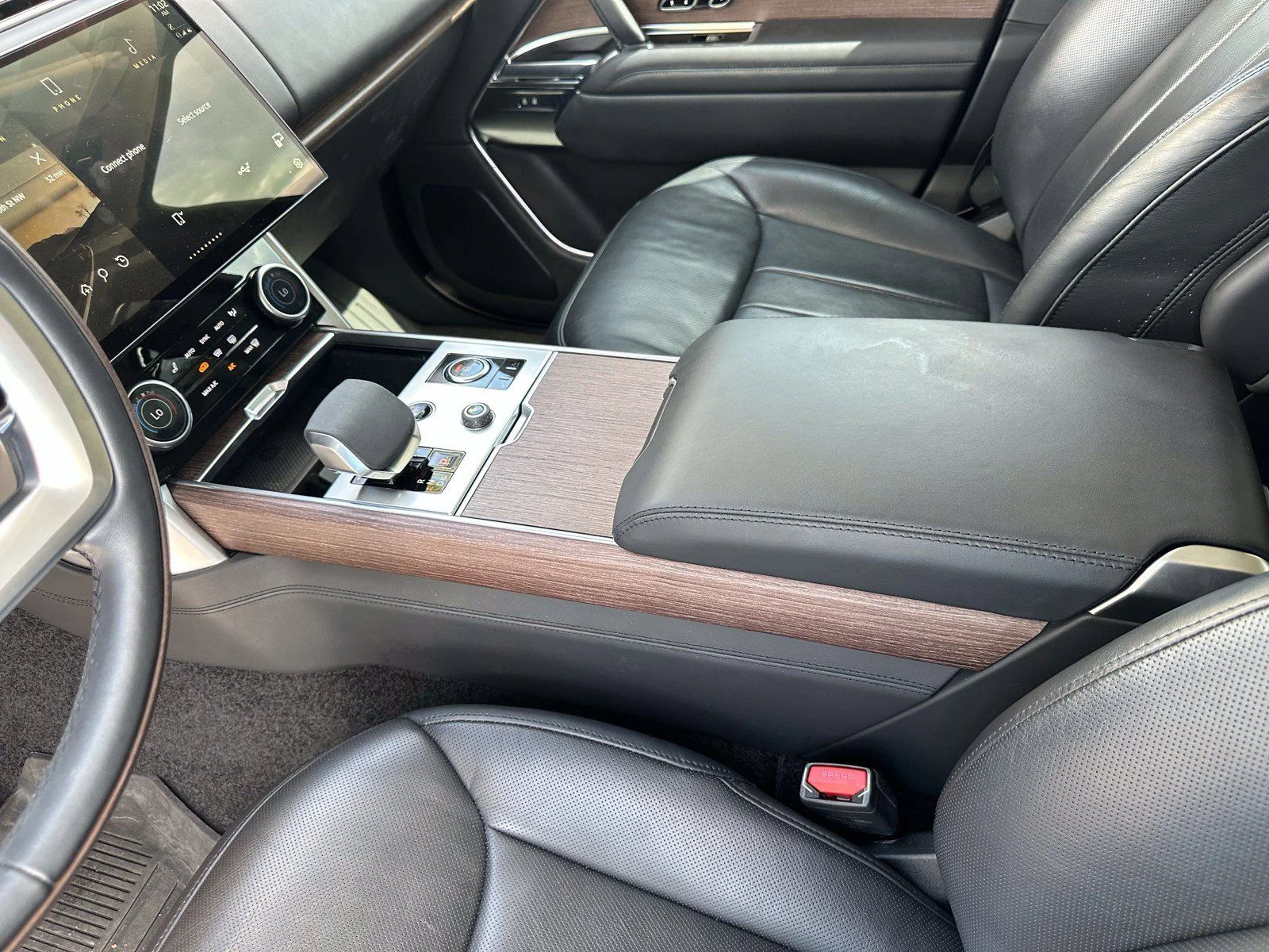 Used 2023  Land Rover SE image 24